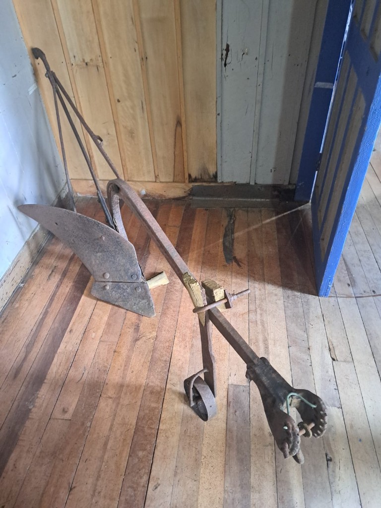 Arado de labranza antiguo de hierro