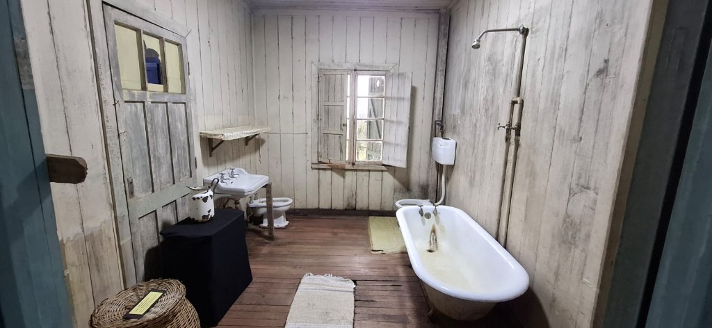 Baño con madera envejecida