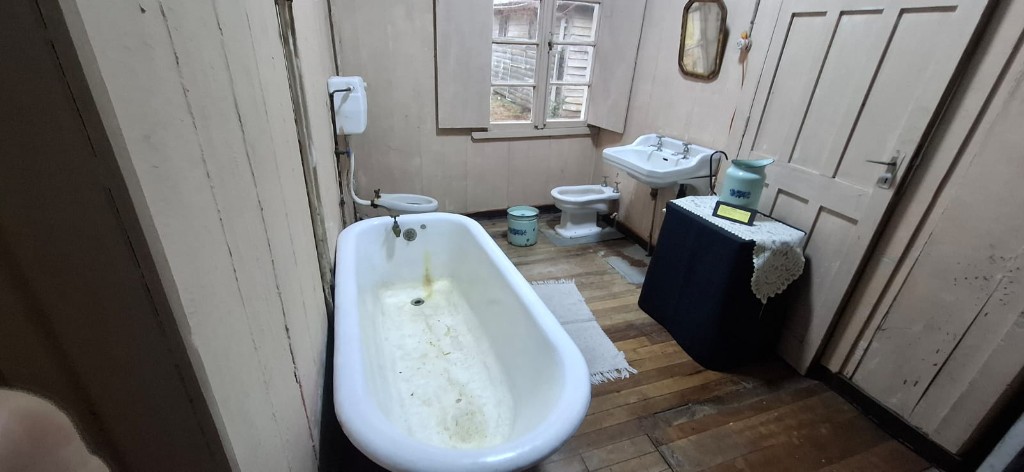 Baño rural con bañera antigua
