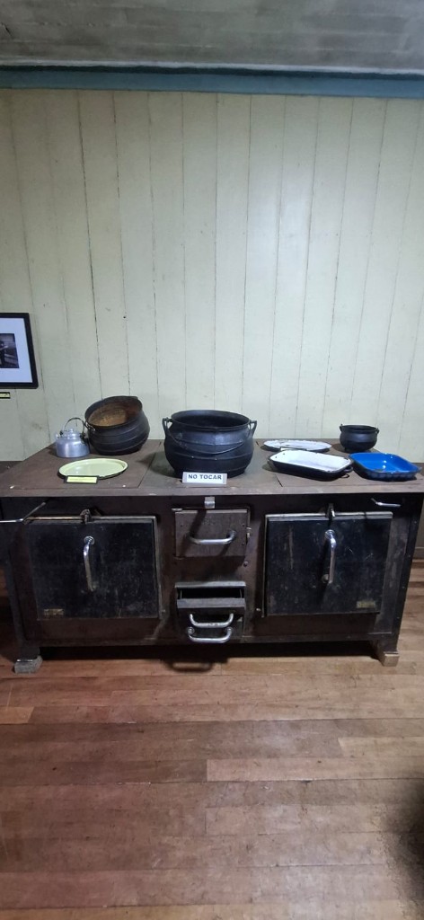 Cocina de leña con pailas y enseres campesinos