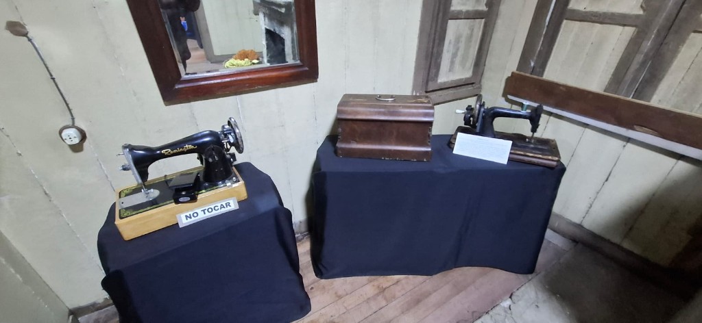 Máquinas de coser antiguas en exhibición