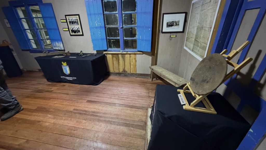 Interior del museo con herramientas y fotografías históricas